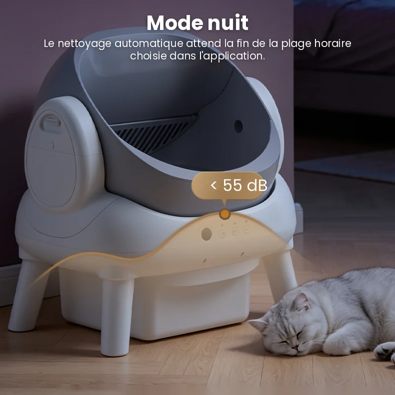 Litière automatique ouverte easycat en mode nuit, avec un chat qui dort à côté